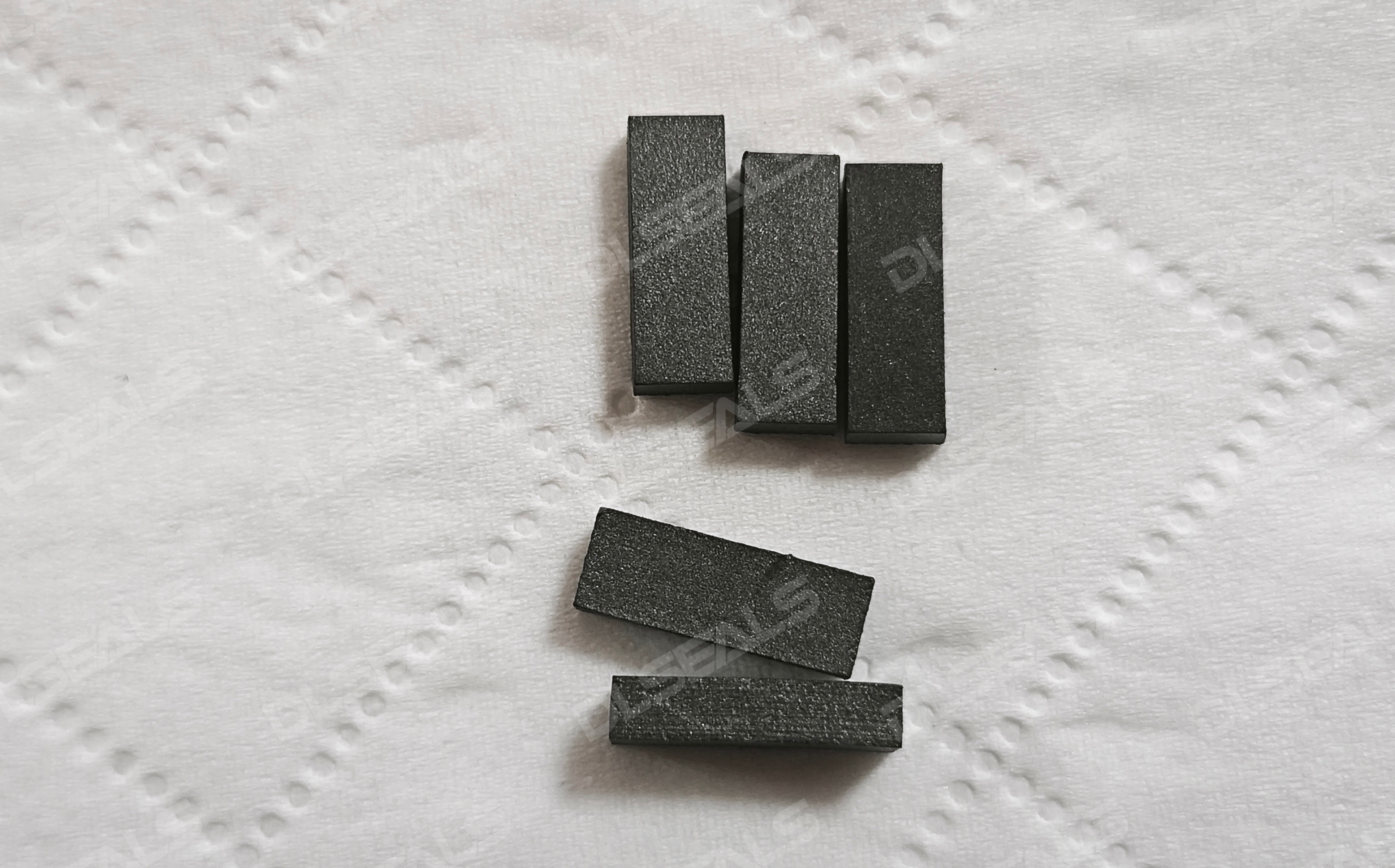 Variable displacement oil pump radial slider seal