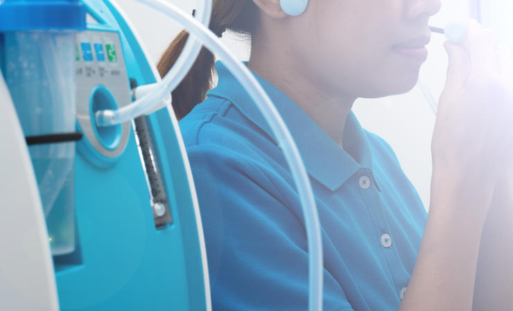 Dispositivo médico Cilindro de oxigênio portátil individual azul branco para colocar gás em pacientes com distúrbios respiratórios, liberação do nariz e retenção na orelha do paciente